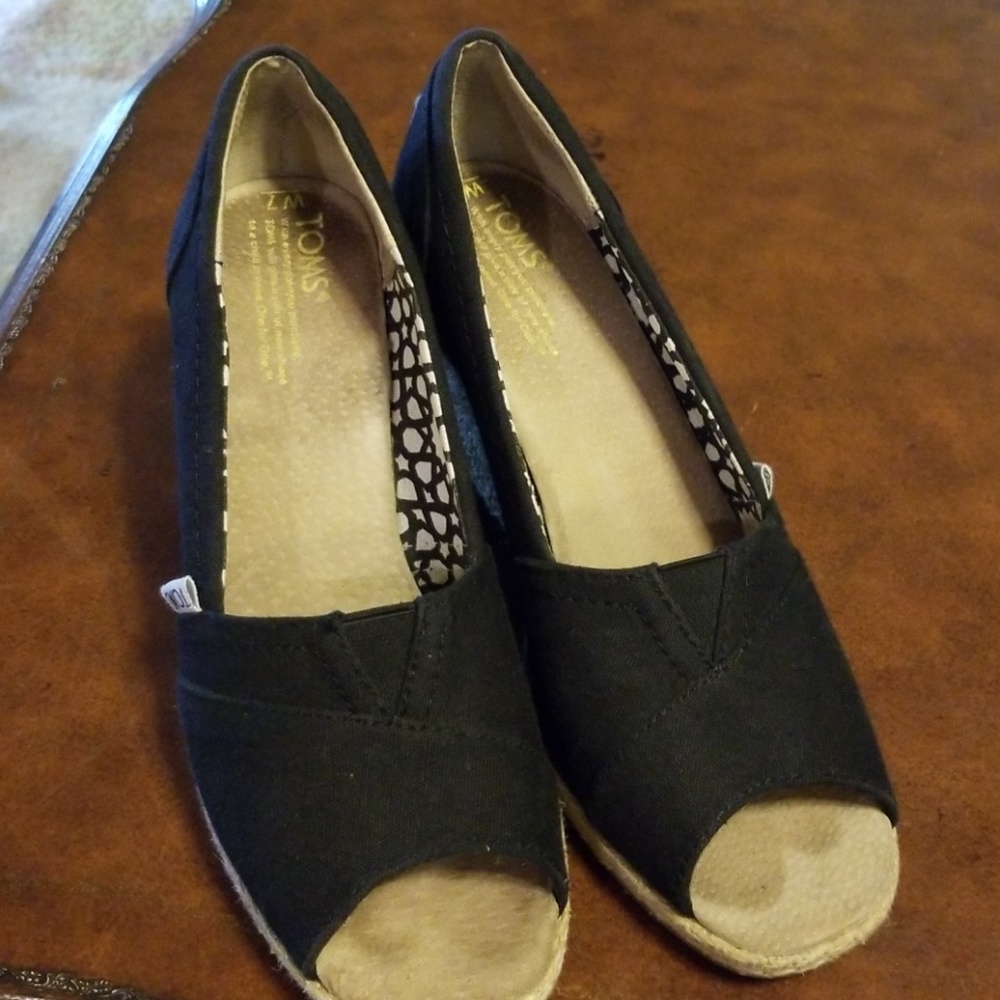 Tom's wedge shoe size 7W